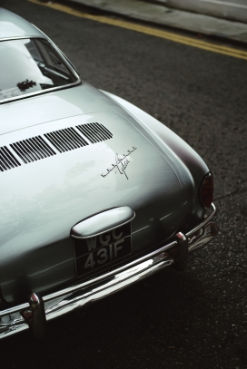 复古的银色老爷车尾部图片