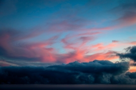 唯美的火山云晚霞图