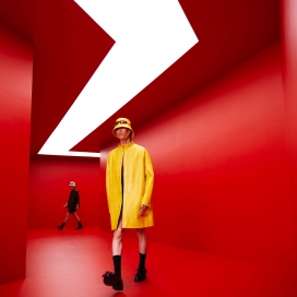 AMO为Prada男装秀设计的红色隧道跑道