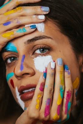 脸部涂彩色油漆的女子