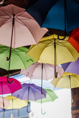 摆拍的五彩雨伞图
