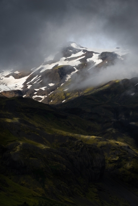 雾气包围的雪山