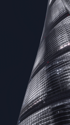 仰拍摩天高楼夜景图