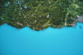 高空俯拍的蓝海岛屿图
