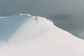 白皑皑的雪山山峰