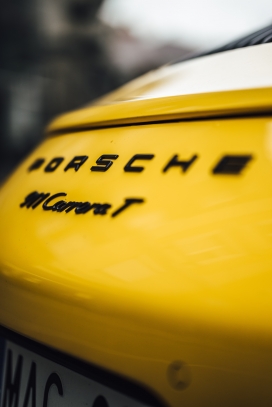 黄颜色的保时捷汽车尾部图片
