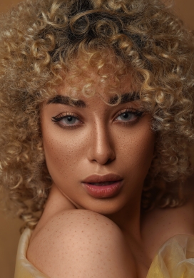 国外金毛卷美女