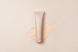 逼真的女性洗面奶素材下载