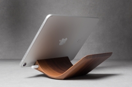 配有磁性由单块木头雕刻而成的 iPad Pro 支架