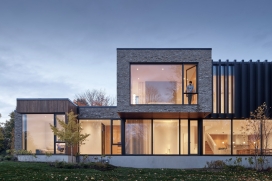 德鲁·曼德尔设计可以俯瞰加拿大林地的乡村住宅