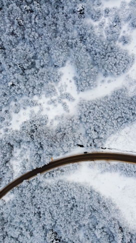 航拍雪山公路图