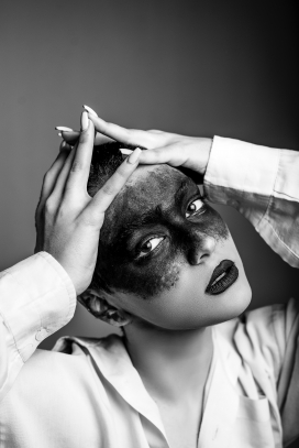 脸部涂满黑色的短发美女