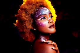 被色彩染印的非洲彩妆美女