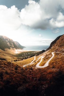 白云下的弯曲山路