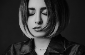 闭眼的短发美女黑白图片