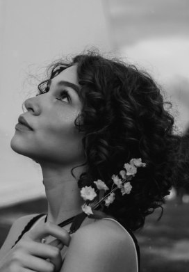 仰头看天的卷发美女黑白图片