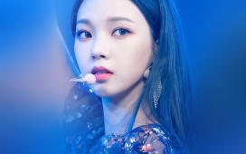 韩国戴耳麦唱歌的女子