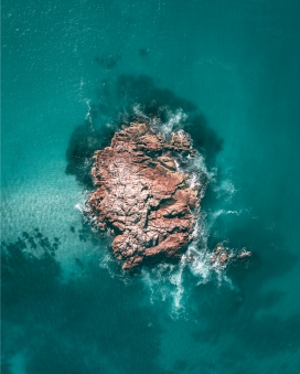 高空航拍的蓝色大海礁石图