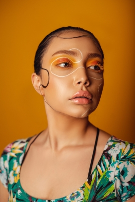 脸部白色线条涂鸦彩绘的美女