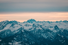 连绵起伏的雪山图