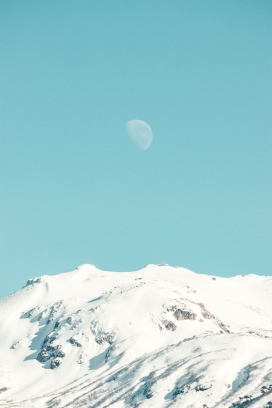月光下的白色雪山