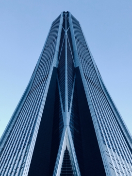 仰拍的写字楼建筑