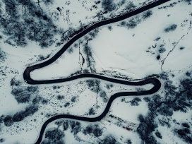 俯拍的雪山公路图片