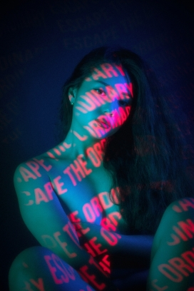 荧光字投射的女郎