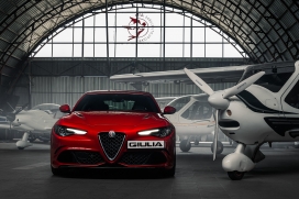 红色阿尔法罗密欧 Giulia Quadrifoglio轿车