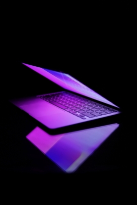 蓝紫色打开屏幕的笔记本电脑
