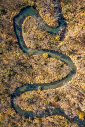 蜿蜒的蛇形河流图