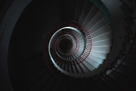 从上往下拍的圆形楼梯