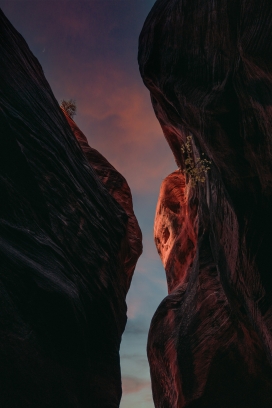 山峰间的羊肠小道