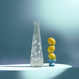 Found Bubbly玻璃瓶呈三角形的天然苏打水品牌