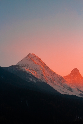 粉红色晚霞下的雪山