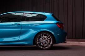 蓝色宝马SUV越野车