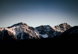 壮观的雪山山峰图