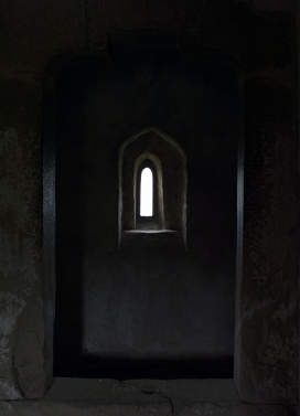 远方洞穴的小窗