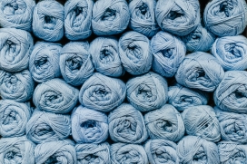 堆成一堆的浅蓝色针织毛衣