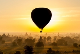 金色夕阳下的热气球图片