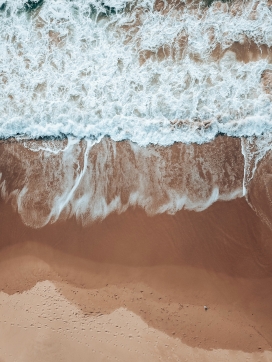 高空俯拍的海水海滩图片