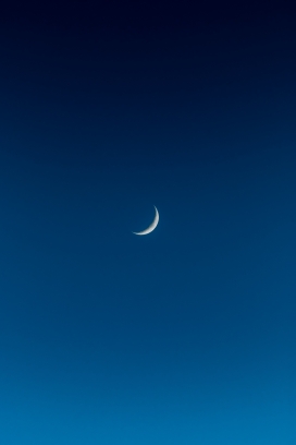 蓝色下的弯月美图