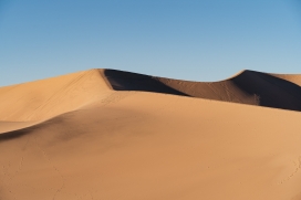 金色沙漠山丘图