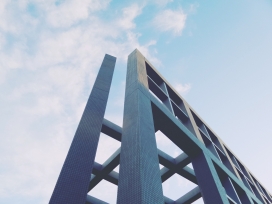 仰拍的城市标志建筑