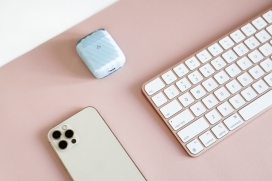 苹果手机与苹果键盘图