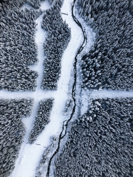 高空航拍冬季蜿蜒雪路