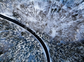 无人机高空俯拍的雪路
