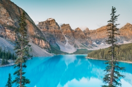 蓝色山湖倒影图