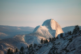 冬季雪山美景图