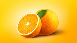 切片带水珠的脐橙水果